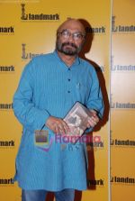 Shyam Benegal at the book launch of The Thing about Thugs in Landmark, Andheri on 12th Aug 2010.JPG